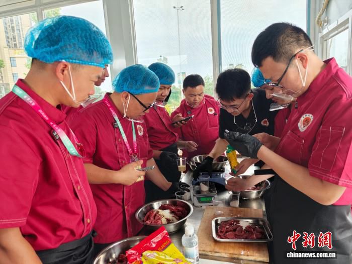 岳阳烧烤学院开业：中国首家烧烤产业学院求解“千人千味”