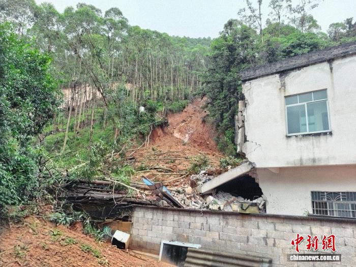 广西贺州一处山村发生山体滑坡 致2间房屋倒塌3间受损