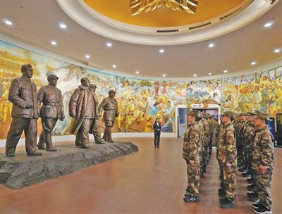 入伍新兵参观平津战役纪念馆 从三大战役历史中汲取强军力量