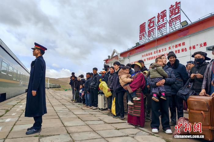 青藏铁路雁石坪乘降所旅客到发量突破2.5万人次 海拔4700米站台覆盖四乡镇