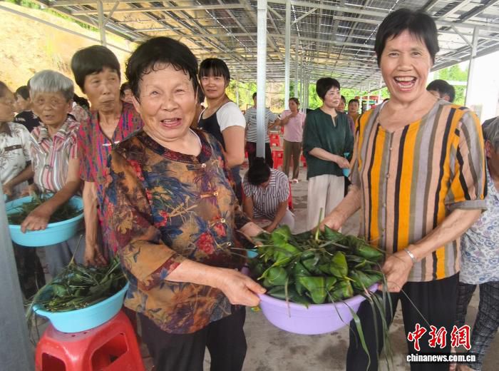 湖南永州山美村举办端午文化活动 约70位村民参与包粽子比赛