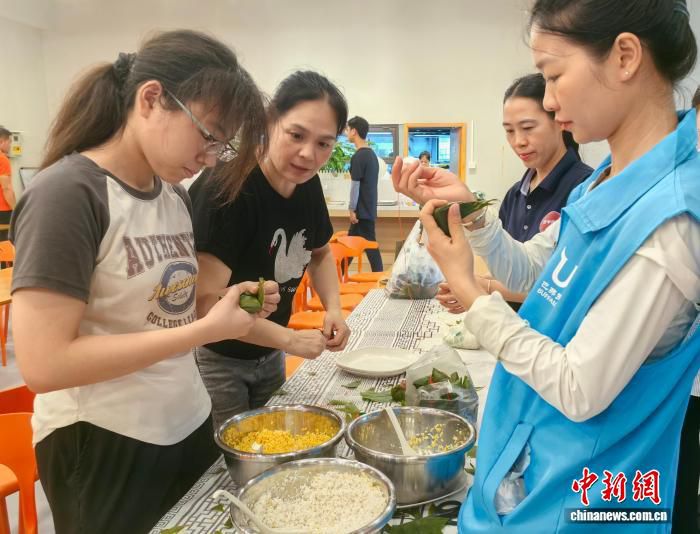 广西南宁举办端午非遗体验活动 邕台胞陆配参与扎染包粽