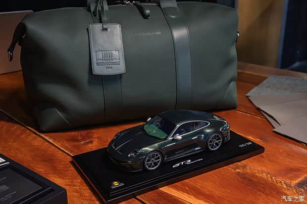 保时捷911 GT3特别版官图发布 致敬初代356并配备25万英镑腕表 第17张 保时捷911 GT3特别版官图发布 致敬初代356并配备25万英镑腕表 第17张