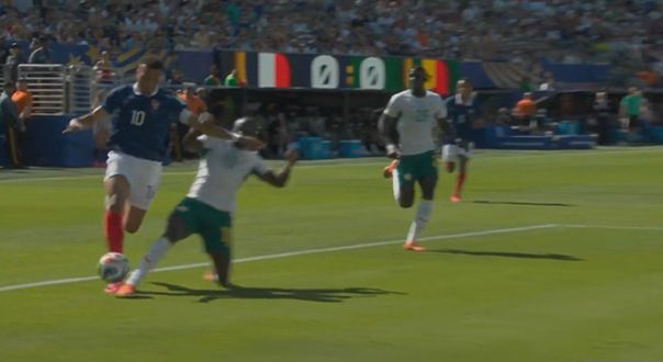 世界杯小组赛法国3-1塞内加尔,一次争议判罚引发讨论 第3张 世界杯小组赛法国3-1塞内加尔,一次争议判罚引发讨论 第3张