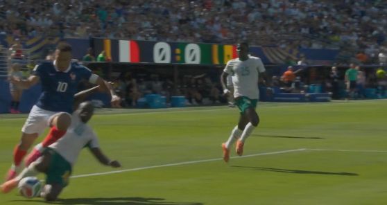 世界杯小组赛法国3-1塞内加尔,一次争议判罚引发讨论 第2张 世界杯小组赛法国3-1塞内加尔,一次争议判罚引发讨论 第2张
