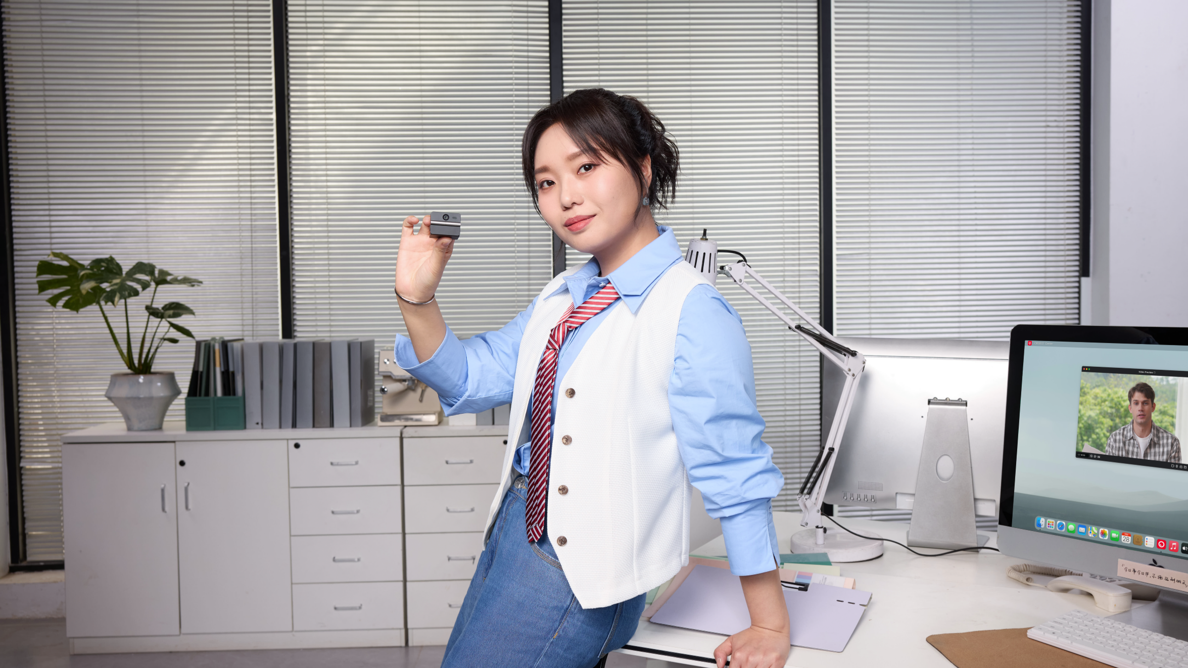 OBSBOT寻影发布Meet Flip会议摄像头:4K AI画质与翻折设计 第2张 OBSBOT寻影发布Meet Flip会议摄像头:4K AI画质与翻折设计 第2张