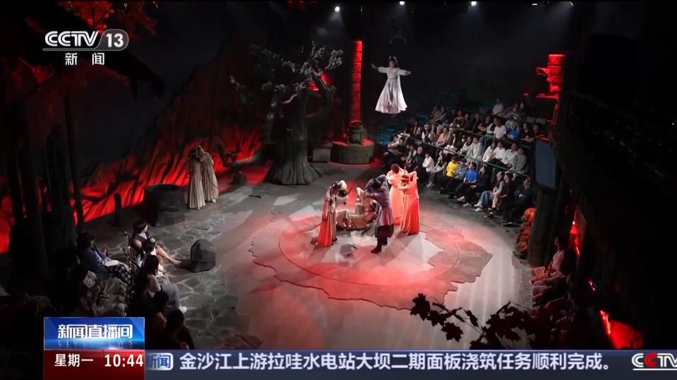 长沙商圈小剧场日均超50场 光影技术迭代催生沉浸式消费新场景 第2张 长沙商圈小剧场日均超50场 光影技术迭代催生沉浸式消费新场景 第2张