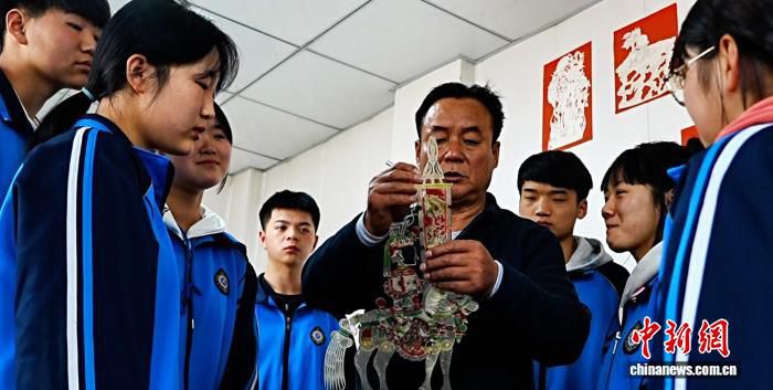 环县道情皮影戏传承人敬登琨走进陇东学院课堂教唱陇东唱腔 第2张 环县道情皮影戏传承人敬登琨走进陇东学院课堂教唱陇东唱腔 第2张