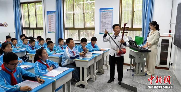 环县道情皮影戏传承人敬登琨走进陇东学院课堂教唱陇东唱腔