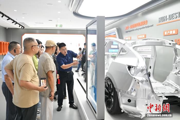 日联科技于6月16日向“2026海外华媒侨领川渝行”参访团展示智能检测核心装备