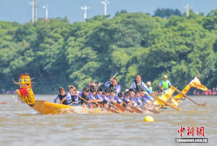 湖南道县185支龙舟队竞渡 非遗龙船习俗催热端午经济