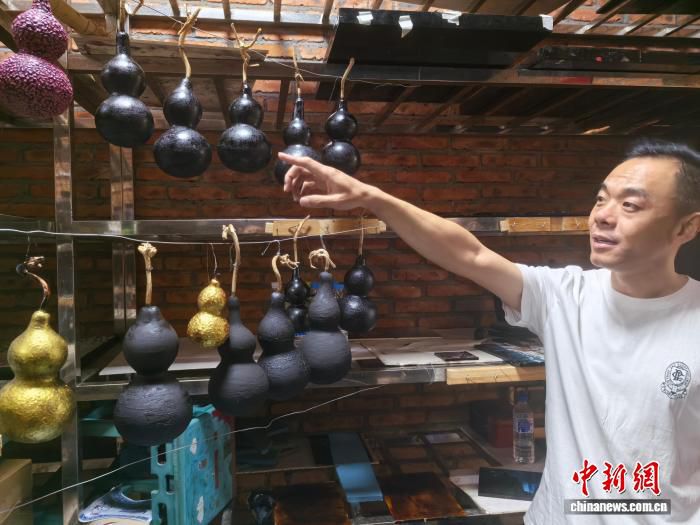 黑龙江财经学院教师端午前赶制漆葫芦作品 将参加校内展示