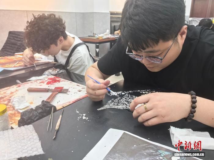 黑龙江财经学院教师端午前赶制漆葫芦作品 将参加校内展示  第2张