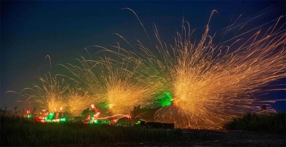第71集团军某旅高炮分队开展跨昼夜实弹射击训练 第7张 第71集团军某旅高炮分队开展跨昼夜实弹射击训练 第7张
