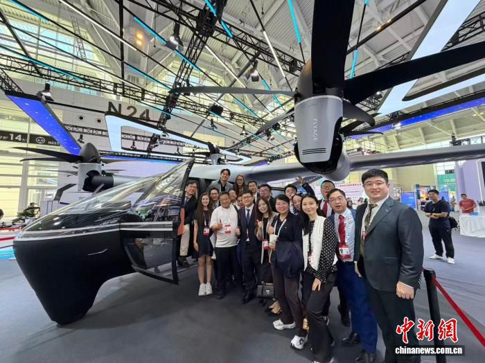 34人香港科创代表团赴天津参加2026世界智能产业博览会