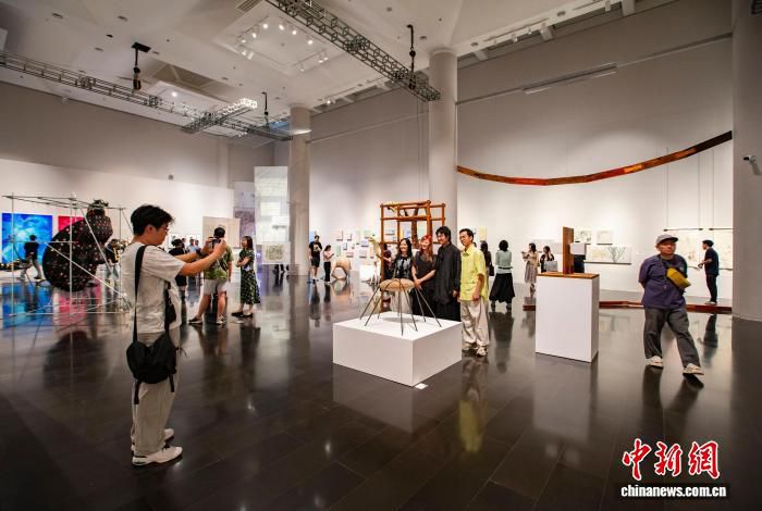 清华大学美术学院2026届本科生毕业作品展开幕 240余名毕业生展出近1000件作品