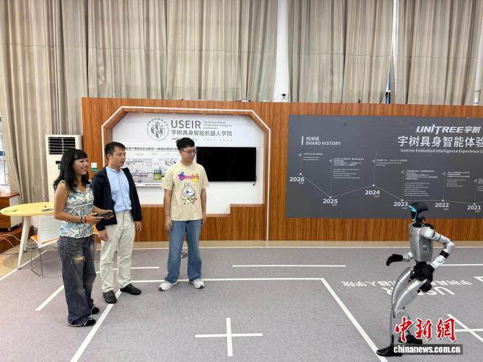 老挝学生柳州研学 见证人形机器人从科幻步入现实  第2张