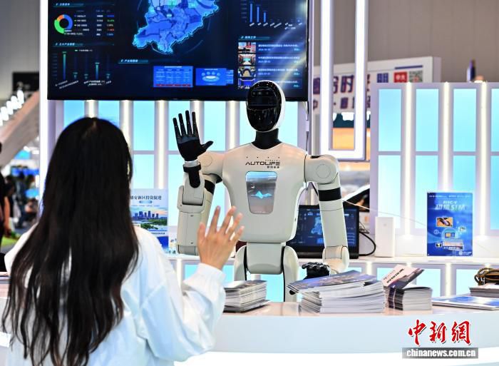 2026廊坊经洽会展示智慧物流：机器人自动取件、AI识别破损、无人配送送达