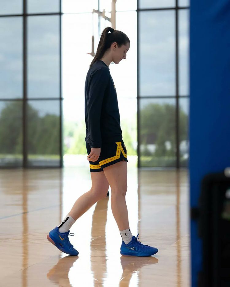 WNBA球员凯特琳·克拉克首款Nike签名鞋曝光 首发配色10月发售