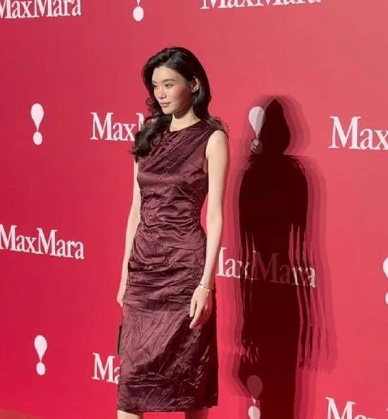 奚梦瑶婚后首次公开亮相上海活动,中式礼服配酒红长裙造型成焦点 第2张 奚梦瑶婚后首次公开亮相上海活动,中式礼服配酒红长裙造型成焦点 第2张
