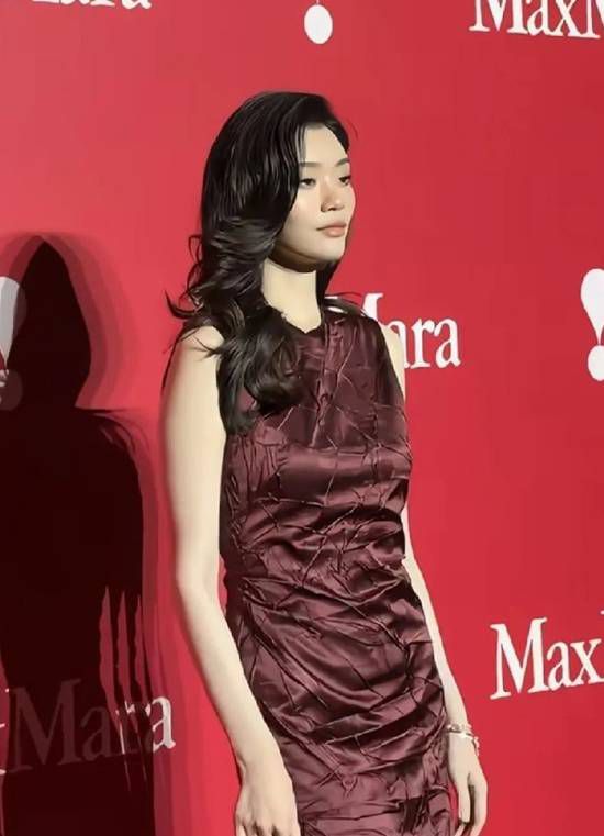 奚梦瑶婚后首次公开亮相上海活动，中式礼服配酒红长裙造型成焦点