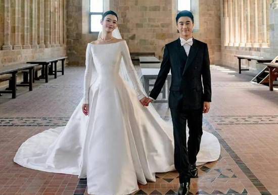奚梦瑶婚后首次公开亮相上海活动，中式礼服配酒红长裙造型成焦点  第4张