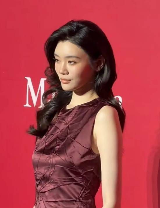 奚梦瑶婚后首次公开亮相上海活动,中式礼服配酒红长裙造型成焦点 第3张 奚梦瑶婚后首次公开亮相上海活动,中式礼服配酒红长裙造型成焦点 第3张