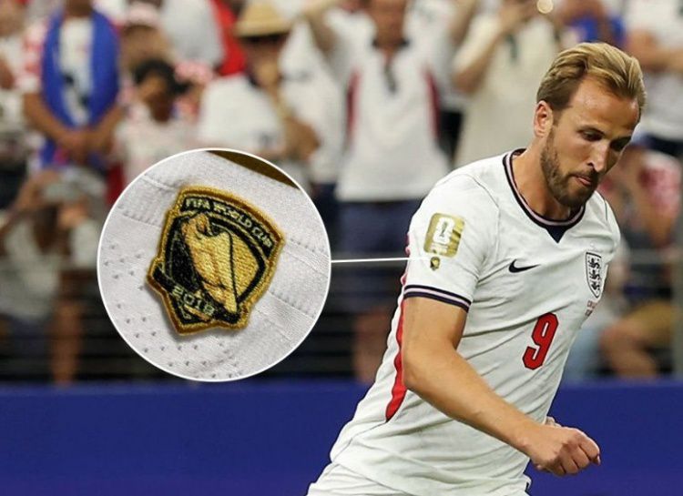 英格兰4-2胜克罗地亚，凯恩两球获FIFA定制金靴臂章