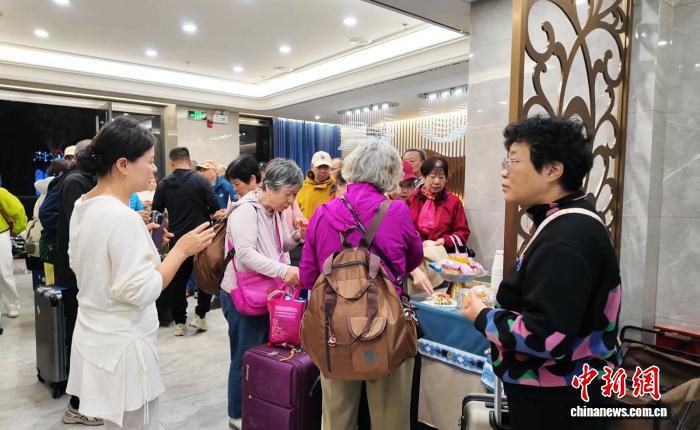 江苏游客在敦煌酒店获暖心接待 称地震后倍感安慰 第2张 江苏游客在敦煌酒店获暖心接待 称地震后倍感安慰 第2张