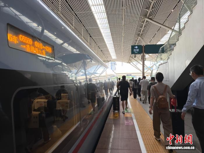 2026端午广深港高铁预计运送跨境旅客53.9万人次 单日峰值将突破13万 第1张 2026端午广深港高铁预计运送跨境旅客53.9万人次 单日峰值将突破13万 第1张