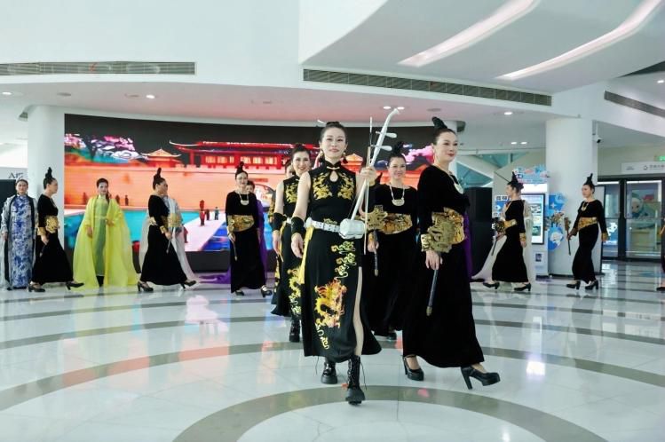 第二十二届中国国际动漫节“银龄C位秀”上演 三十余位模特国风汉服亮相