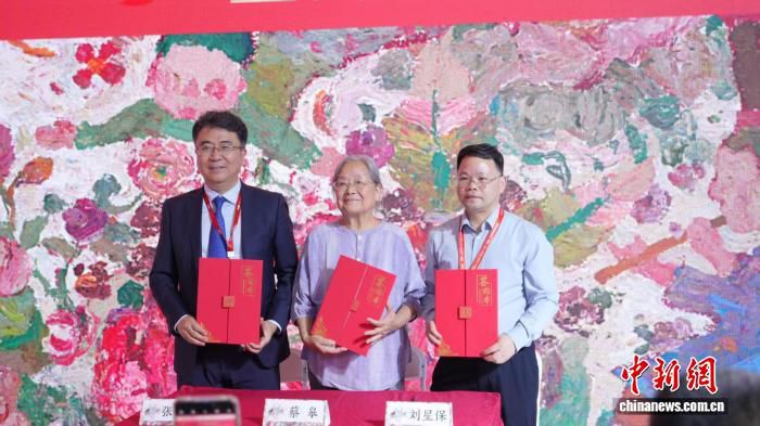 蔡皋国际版权中心在京成立，《出生的故事》多语种版本发布