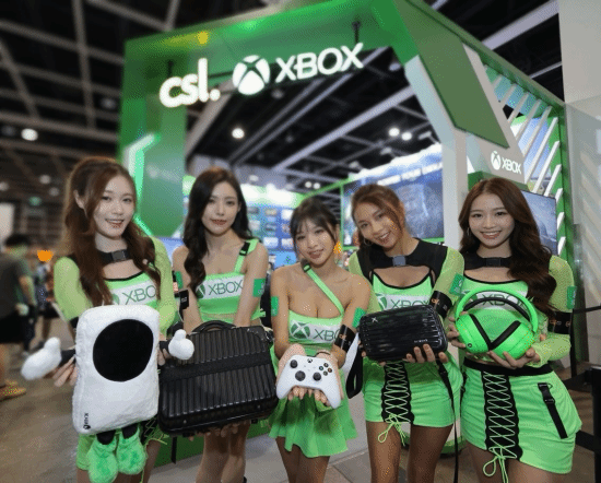香港电玩展会现Xbox本土化促销 美女手持手柄与周边亮相