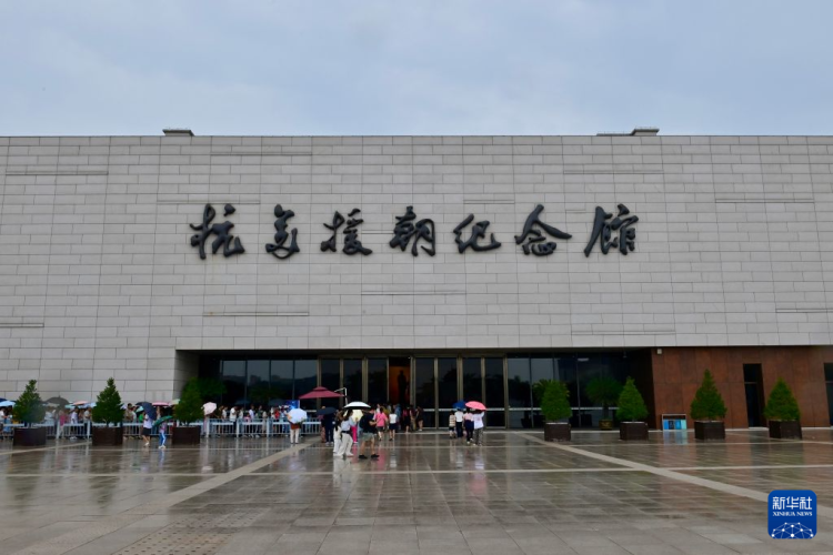 习近平参谒中朝友谊塔 强调抗美援朝历史记忆代代相传