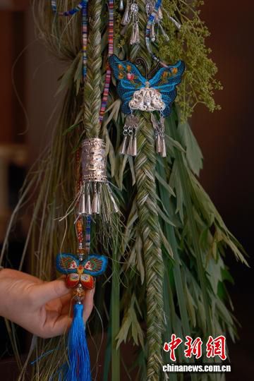 西安年轻群体将端午艾草转化为创意花艺产品