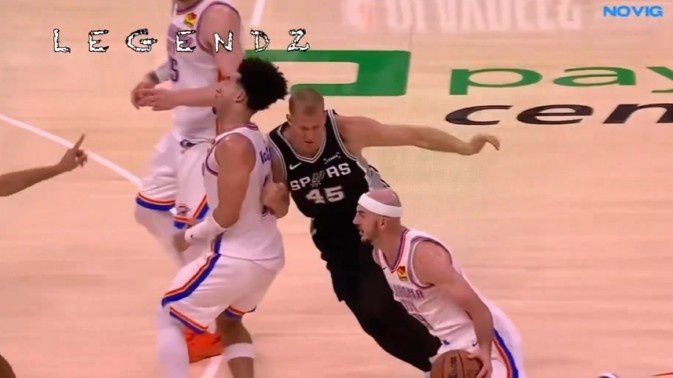 NBA赛场唇语解读:文班亚马指令引争议,赛季十大名场面回顾 第3张 NBA赛场唇语解读:文班亚马指令引争议,赛季十大名场面回顾 第3张