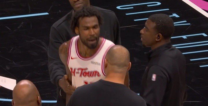 NBA赛场唇语解读:文班亚马指令引争议,赛季十大名场面回顾 第7张 NBA赛场唇语解读:文班亚马指令引争议,赛季十大名场面回顾 第7张
