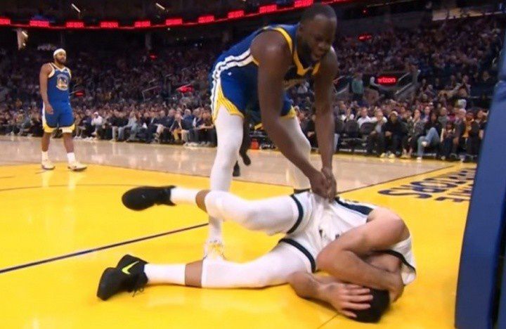 NBA赛场唇语解读:文班亚马指令引争议,赛季十大名场面回顾 第19张 NBA赛场唇语解读:文班亚马指令引争议,赛季十大名场面回顾 第19张