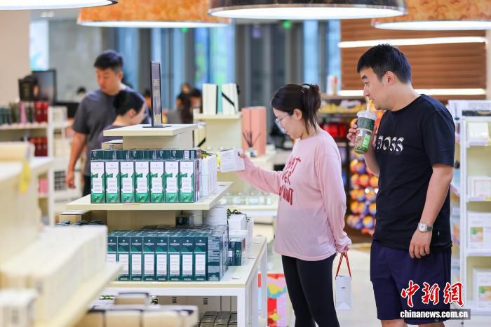 海南自贸港封关半年接待游客同比增长12% 入境游客增长93.9 第2张 海南自贸港封关半年接待游客同比增长12% 入境游客增长93.9 第2张