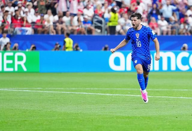 莫德里奇点球失误开启第五届世界杯 40岁中场摘防护面罩状态下滑 第4张 莫德里奇点球失误开启第五届世界杯 40岁中场摘防护面罩状态下滑 第4张