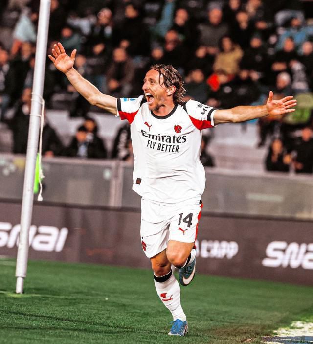 莫德里奇点球失误开启第五届世界杯 40岁中场摘防护面罩状态下滑 第2张 莫德里奇点球失误开启第五届世界杯 40岁中场摘防护面罩状态下滑 第2张