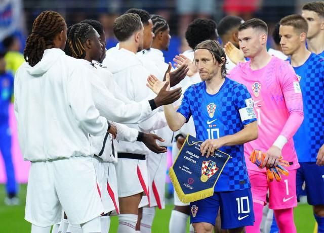 莫德里奇点球失误开启第五届世界杯 40岁中场摘防护面罩状态下滑