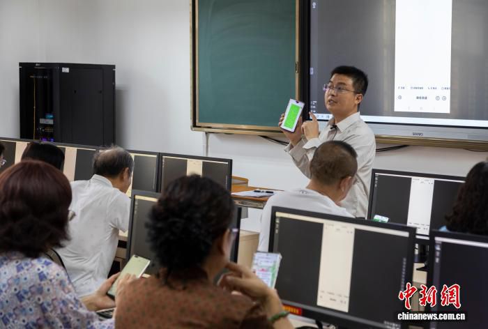 宁夏老年大学新设人工智能应用课程 银发群体解锁数字生活技能