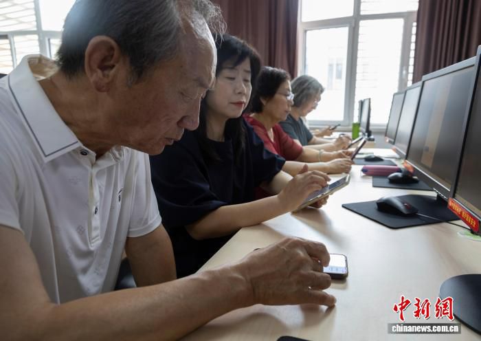 宁夏老年大学新设人工智能应用课程 银发群体解锁数字生活技能  第3张