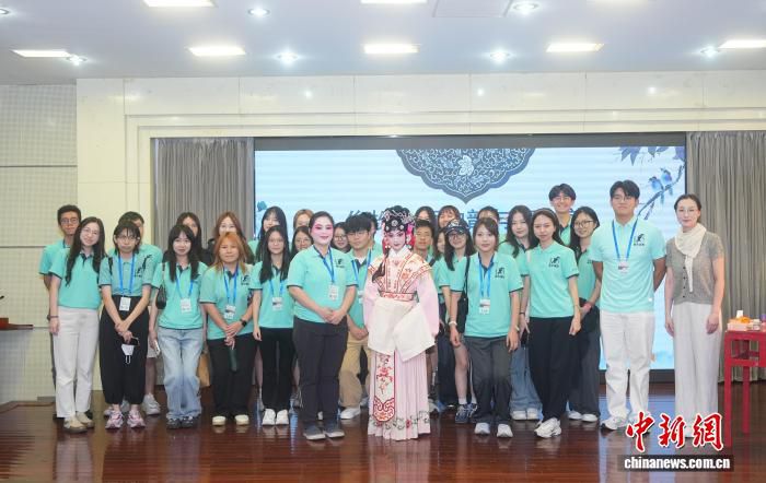 2026香港青年上海实习计划闵行团赴上海戏剧学院附属戏曲学校开展研学 第3张 2026香港青年上海实习计划闵行团赴上海戏剧学院附属戏曲学校开展研学 第3张