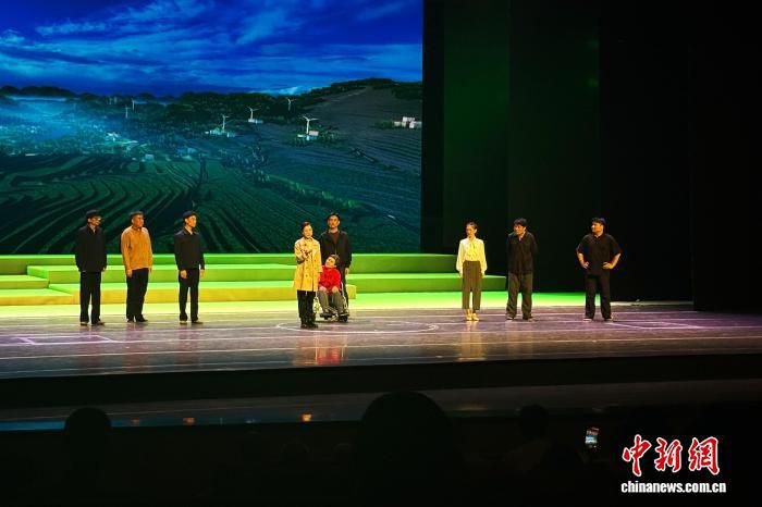 6月18日大型原创方言话剧《情系贺兰》惠民专场演出在银川剧院上演