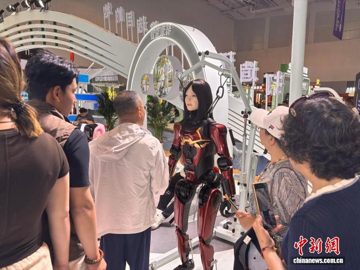 廊坊经洽会:传统芦苇画与现代机器狗同台亮相 第2张 廊坊经洽会:传统芦苇画与现代机器狗同台亮相 第2张