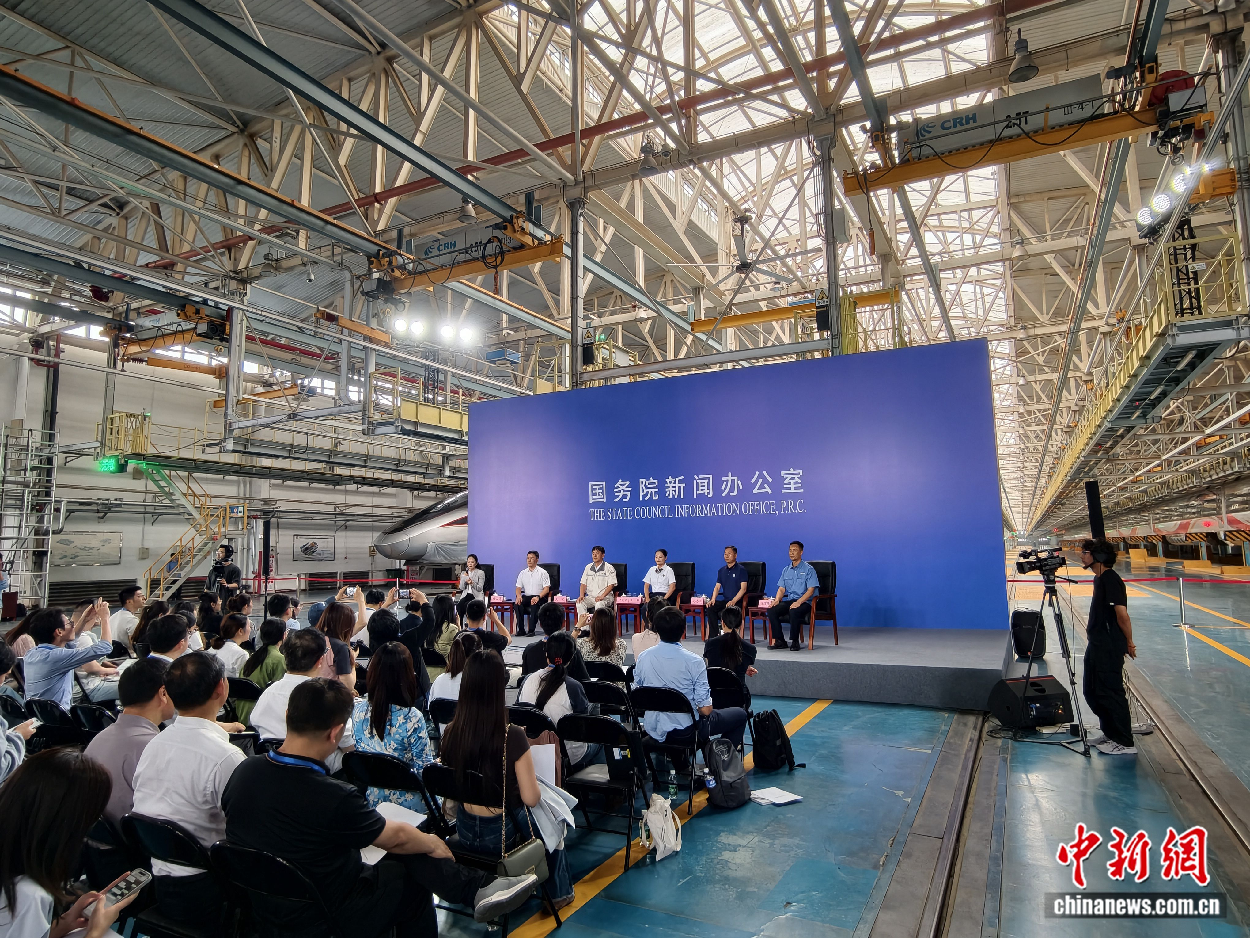 国务院新闻办首次在生产一线举行中外记者见面会