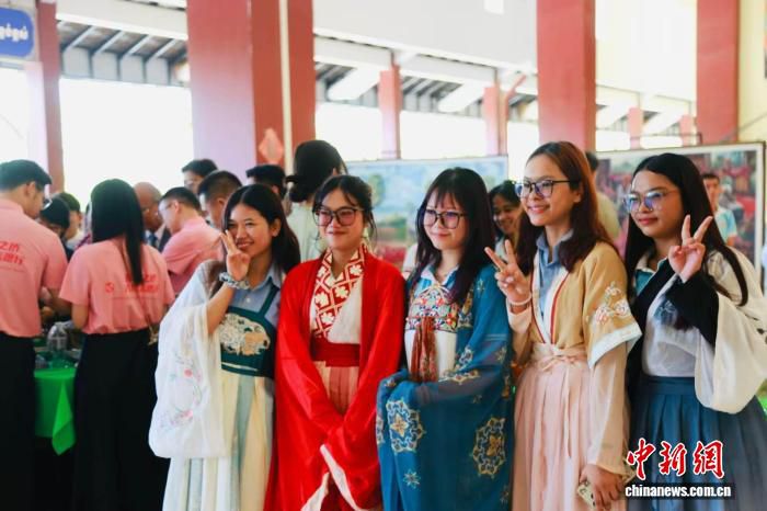 中柬联合在柬埔寨皇家艺术大学举办端午文化主题活动 第2张 中柬联合在柬埔寨皇家艺术大学举办端午文化主题活动 第2张