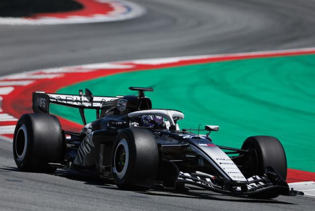 周冠宇首次驾驶2026年新一代F1赛车 完成超600公里测试 第1张 周冠宇首次驾驶2026年新一代F1赛车 完成超600公里测试 第1张